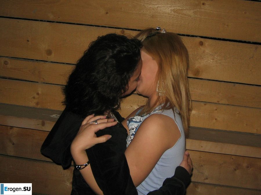 Blonde and brunette kiss and show boobs to each other. Photo 33
