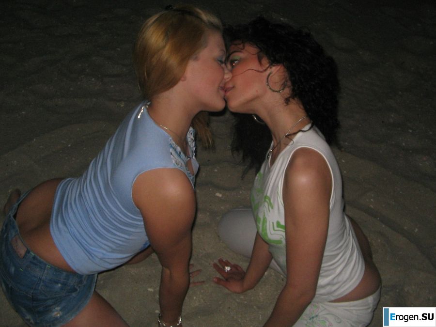 Blonde and brunette kiss and show boobs to each other. Photo 34