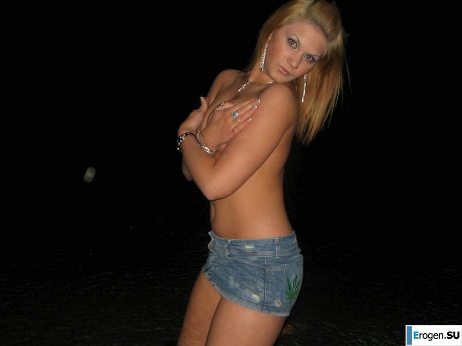 Blonde and brunette kiss and show boobs to each other. Photo 46