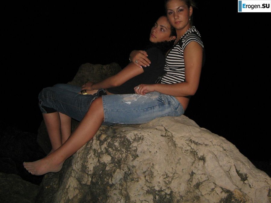 Blonde and brunette kiss and show boobs to each other. Photo 9