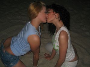 Blonde and brunette kiss and show boobs to each other. Thumb 34
