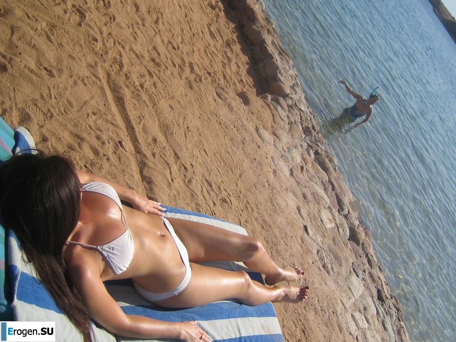 Стройная женщина на море сняла перед мужем белый купальник. Фото 45