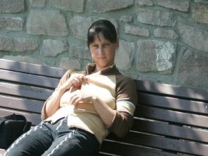 Пышная женщина оголяет сиськи на улице и снимает трусы. Эскиз 18