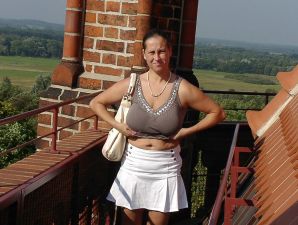 Пышная женщина оголяет сиськи на улице и снимает трусы. Эскиз 32