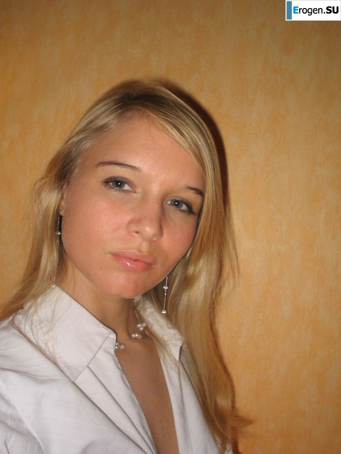 Молодая блондинка в чулках раздвигает ноги на диване. Часть 2. Фото 24
