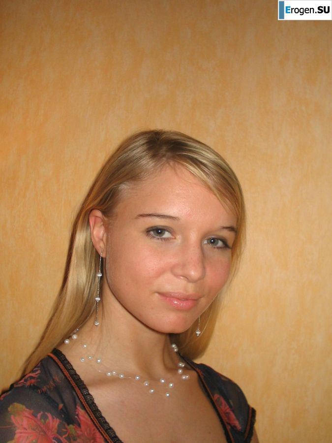Молодая блондинка в чулках раздвигает ноги на диване. Часть 3. Фото 24