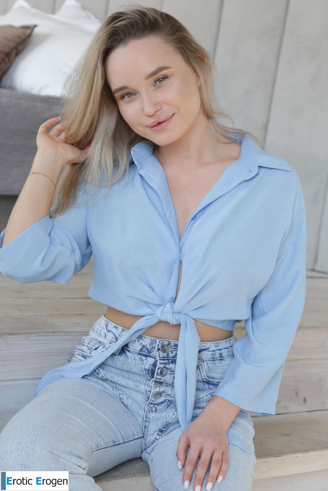 Olivia Myers in Sexy. Picture 3