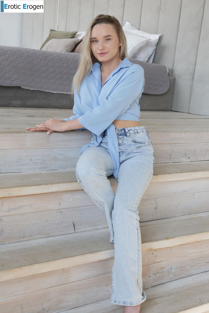 Olivia Myers in Sexy. Picture 4