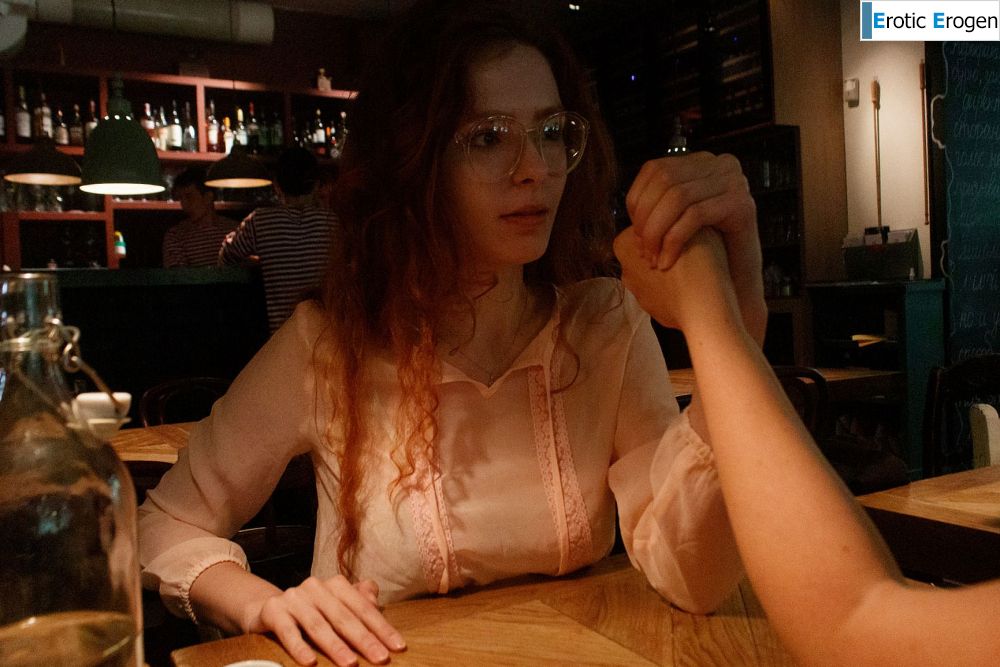 Kari Pitinova in Arm Wrestles Wife. Фото 40