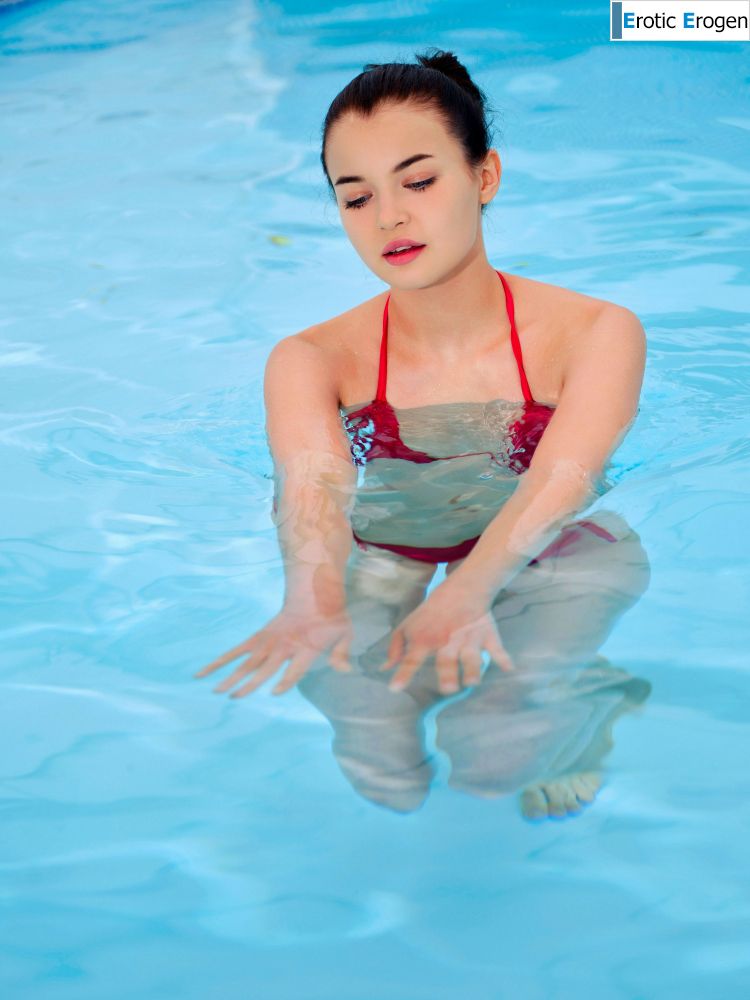 Tutsi in Poolside Play. Picture 3