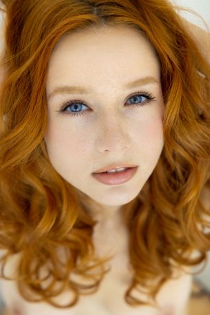 Lila Rouge in Mesmerizing Gaze. Thumb 40