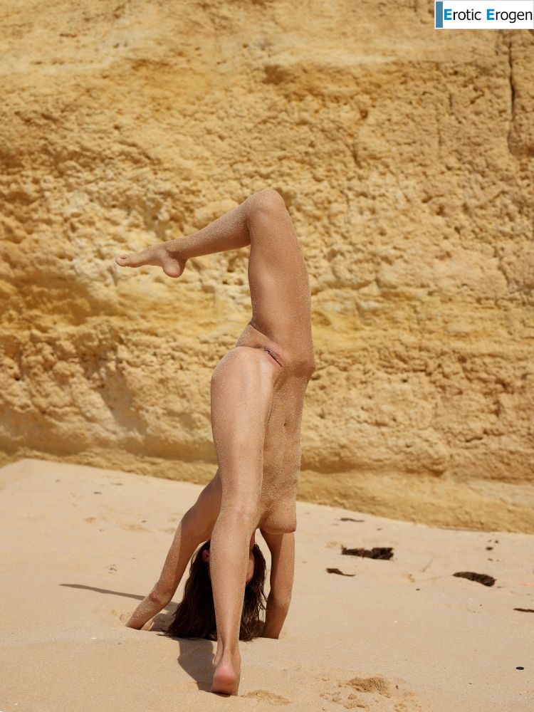 Anna L in Horny And Sandy. Фото 36