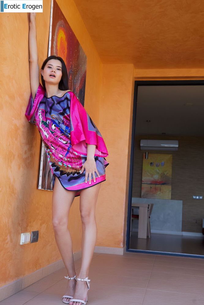Evelin Elle in Vibrant Beauty. Фото 2
