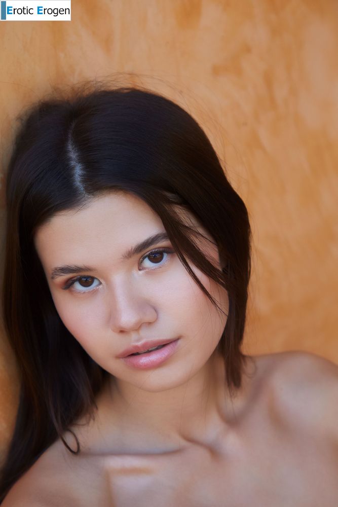 Evelin Elle in Vibrant Beauty. Фото 28