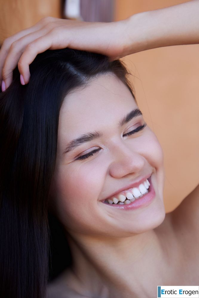 Evelin Elle in Vibrant Beauty. Фото 40