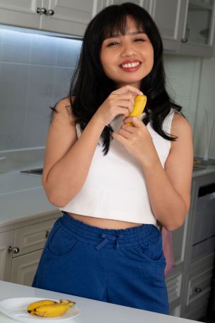 Norah in Banana Split. Thumb 6