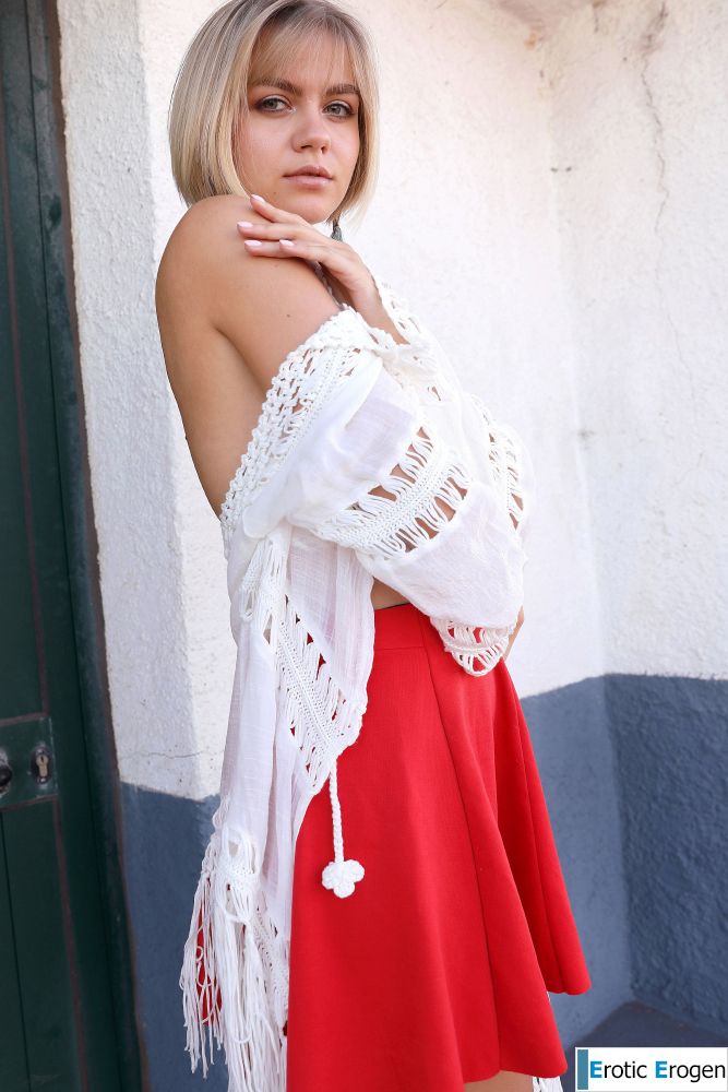 Lana Lane in Postcard From Funchal. Фото 2