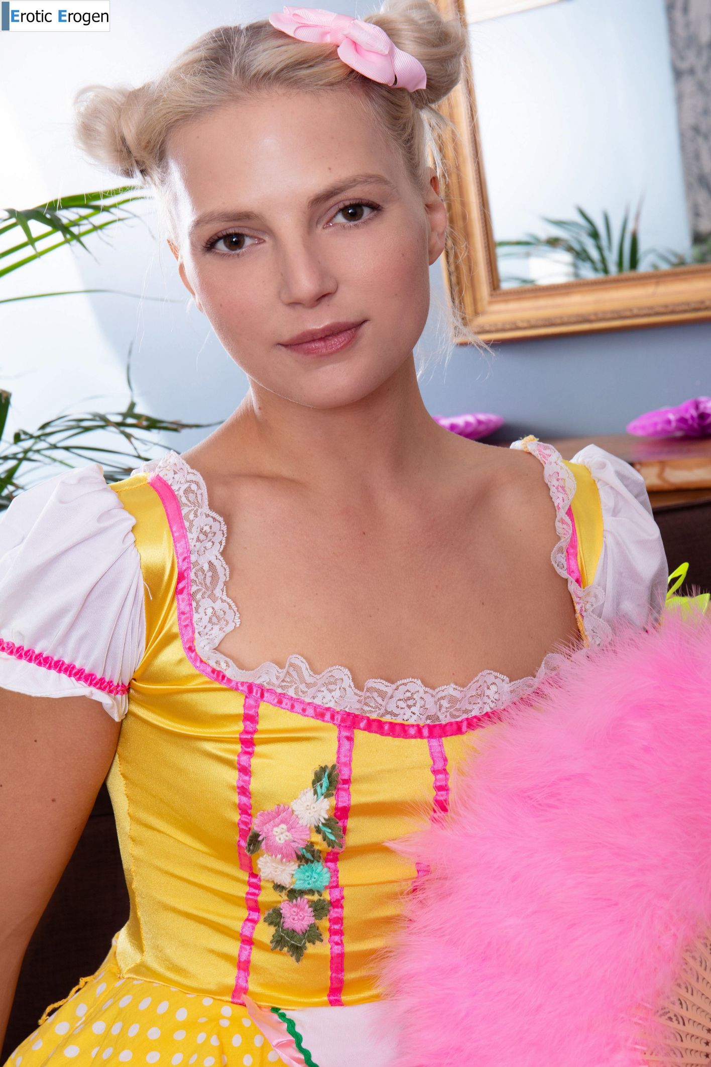 Coco in Minidress. Picture 1