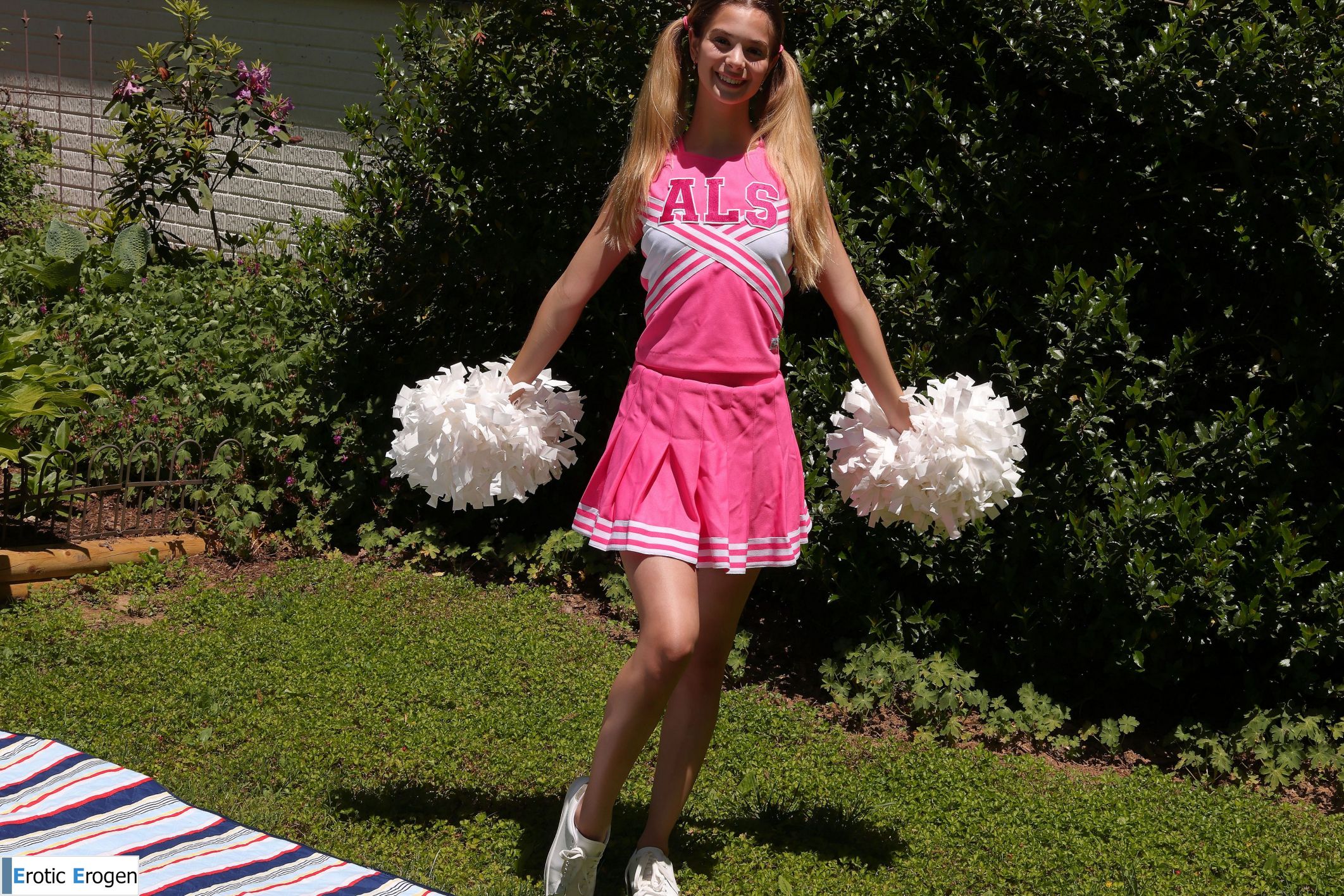 Molly Little in Cheery Disposition. Фото 2