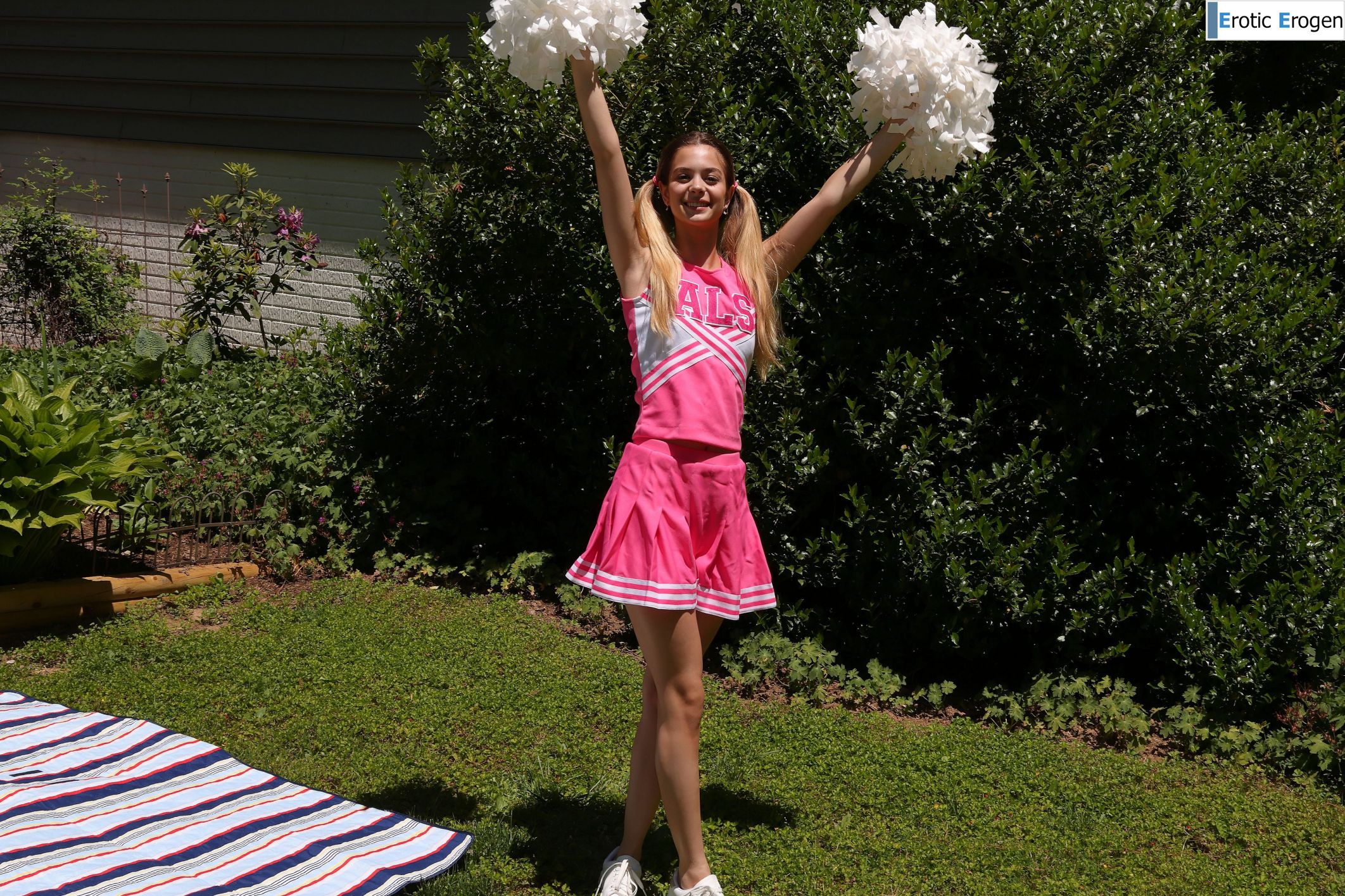Molly Little in Cheery Disposition. Фото 3