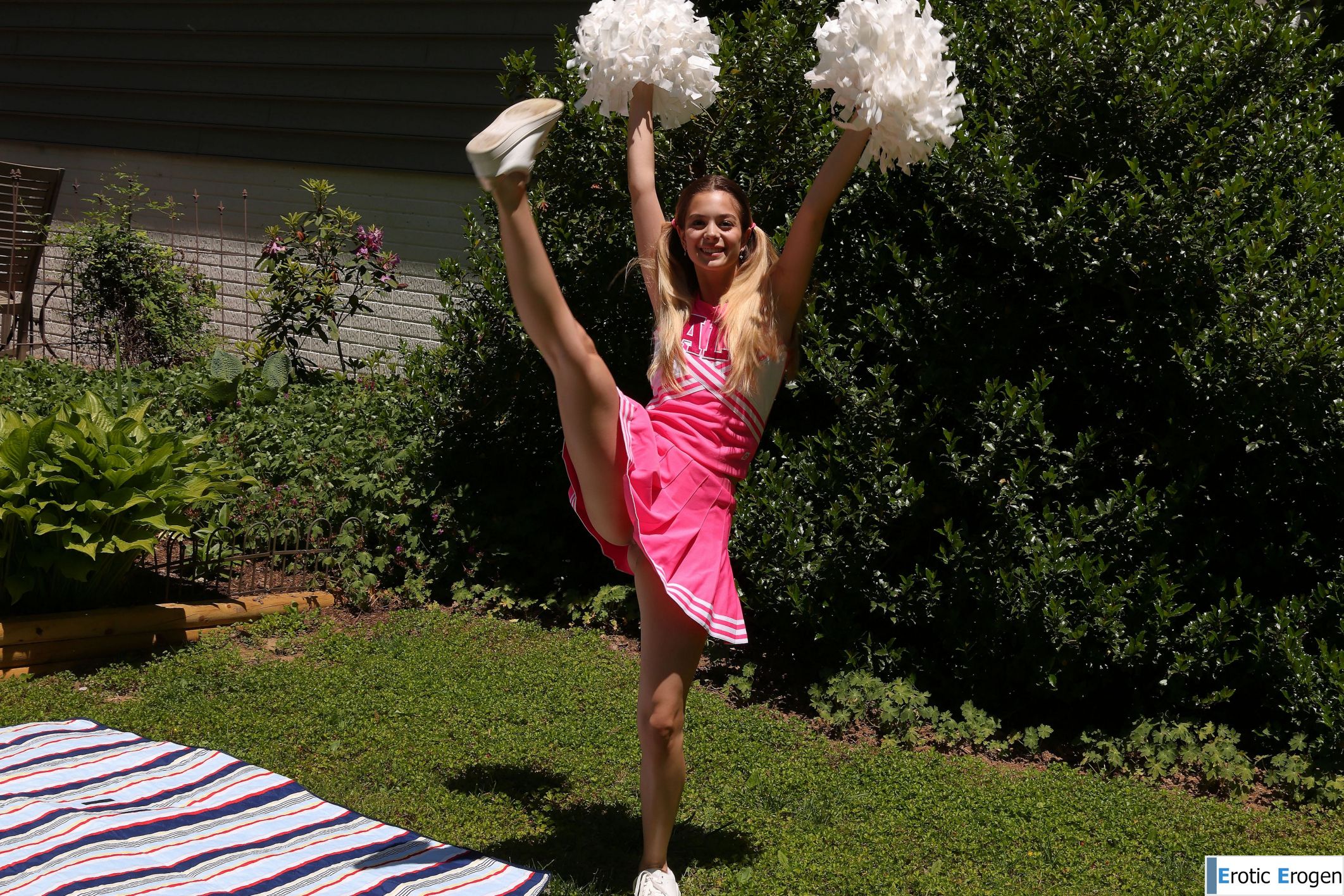 Molly Little in Cheery Disposition. Фото 4
