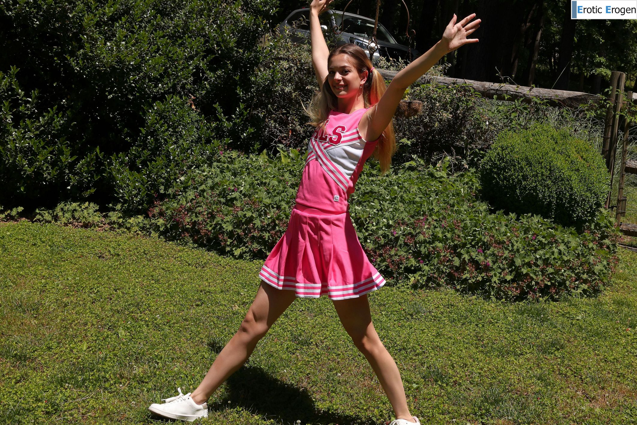 Molly Little in Cheery Disposition. Фото 6