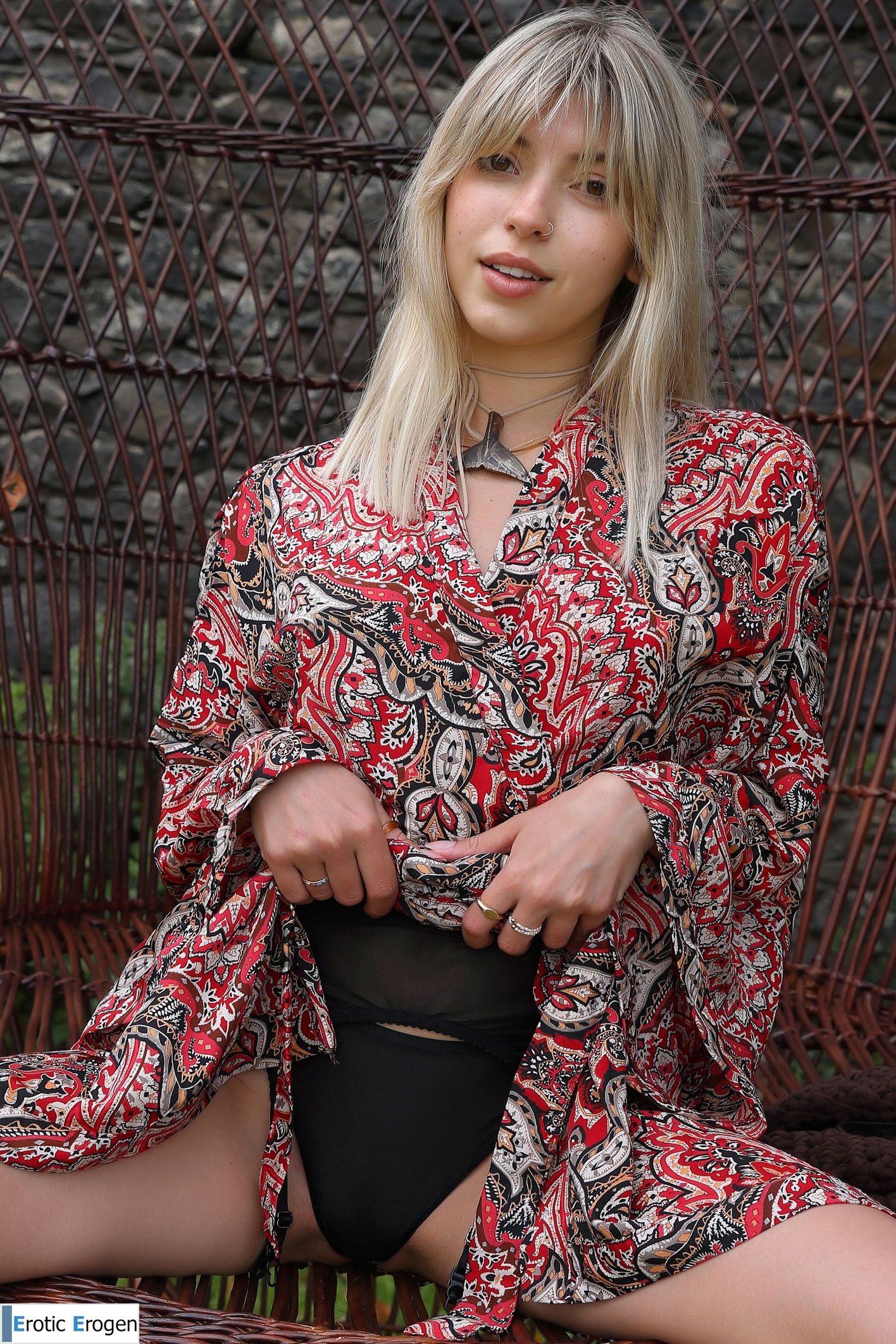 Avery in Postcard From Santa Cruz. Фото 27