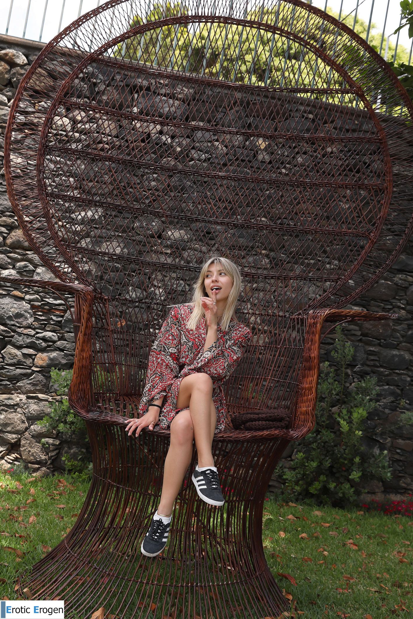 Avery in Postcard From Santa Cruz. Фото 4