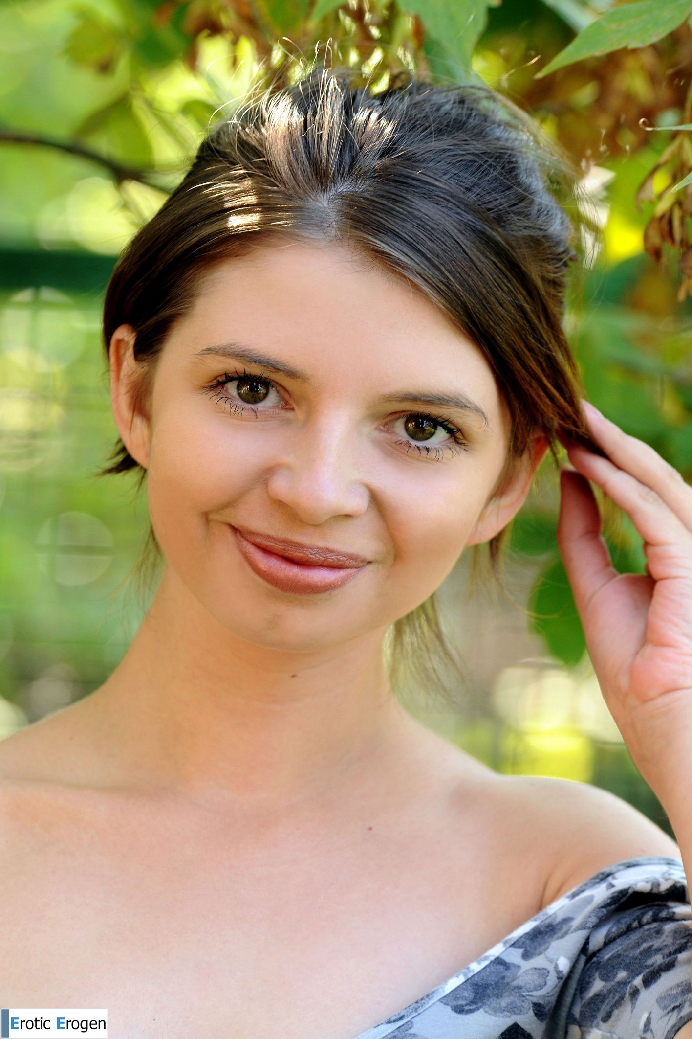 Simona in Presenting Simona. Фото 1