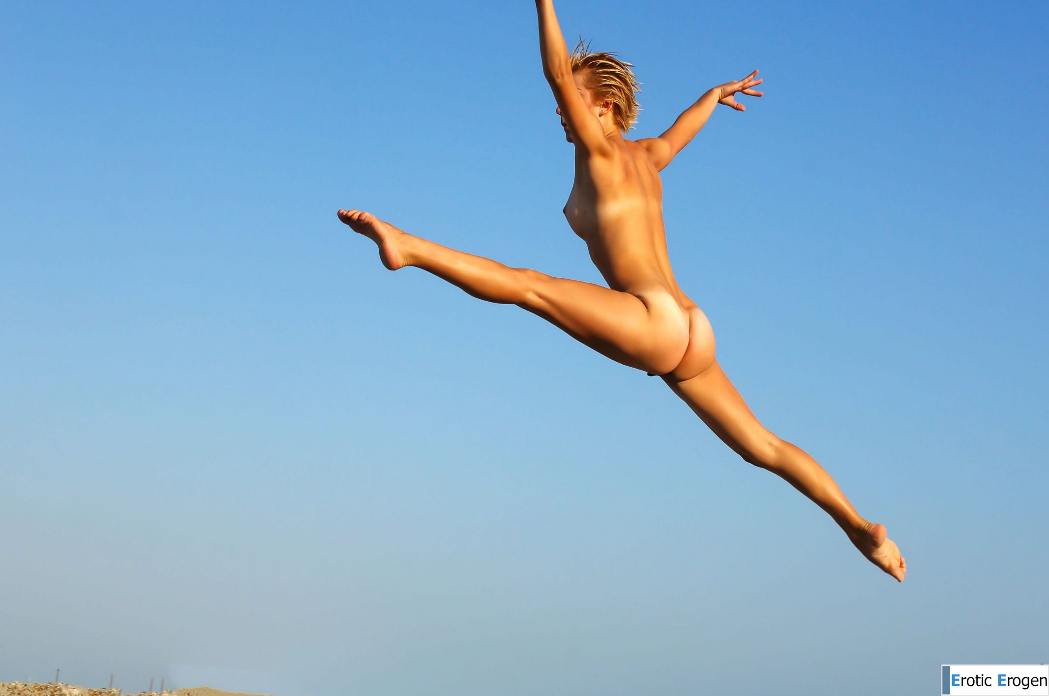 Tienette O in Clear Blue Sky. Picture 2