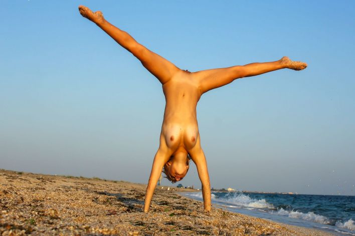 Tienette O in Clear Blue Sky. Thumb 16