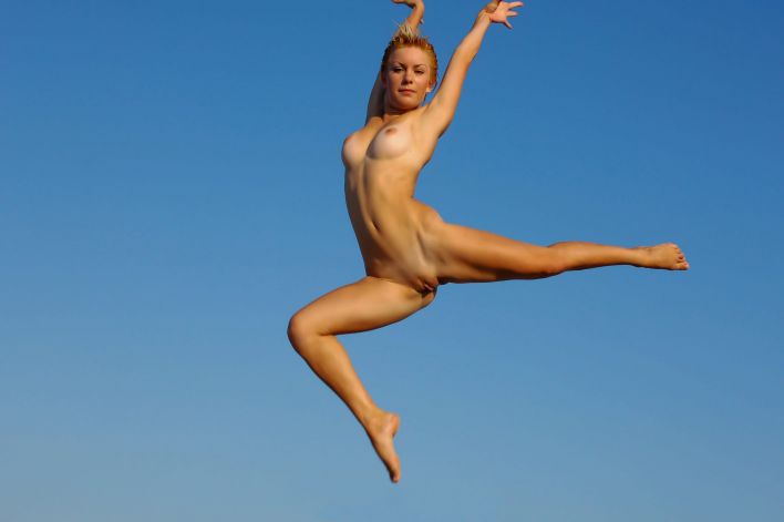 Tienette O in Clear Blue Sky. Thumb 1