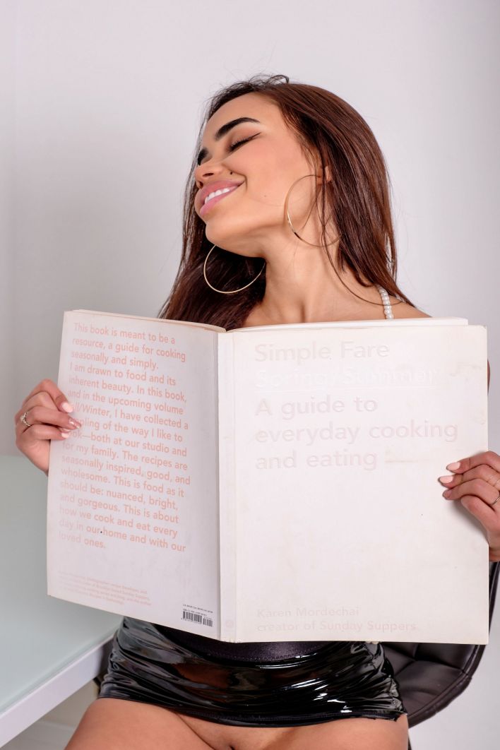 Isa Sweet in Flaunt It. Эскиз 4