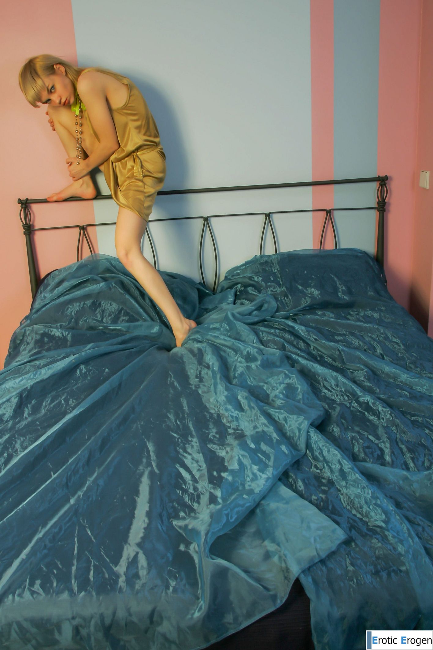 Cindy B in Golden Dress. Picture 6