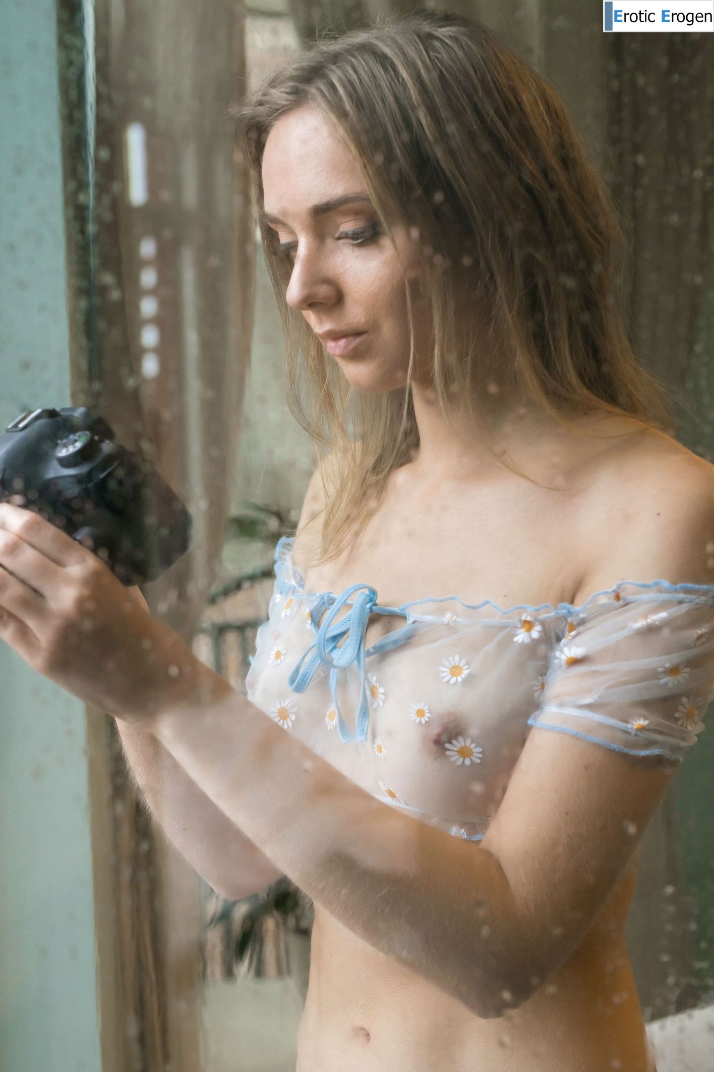 Oxana Chic in Voyeuristic. Picture 3